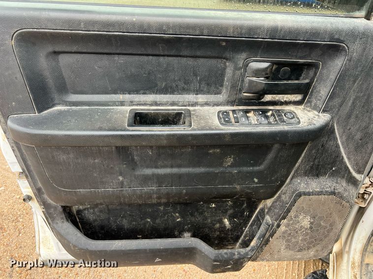 image for item DO2495 2014 Dodge Ram 5500HD Crew Cab flatbed truck