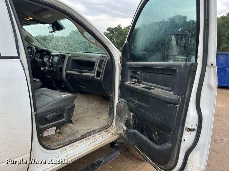 image for item DO2495 2014 Dodge Ram 5500HD Crew Cab flatbed truck