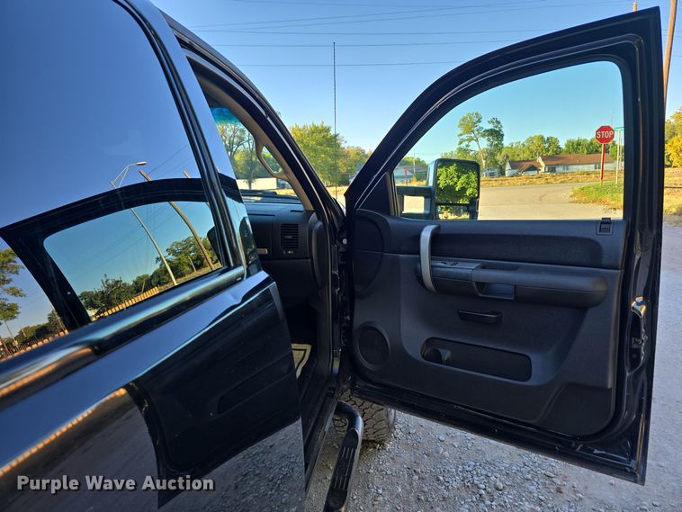 image for item DO5499 2007 Chevrolet Silverado 2500HD Crew Cab pickup truck