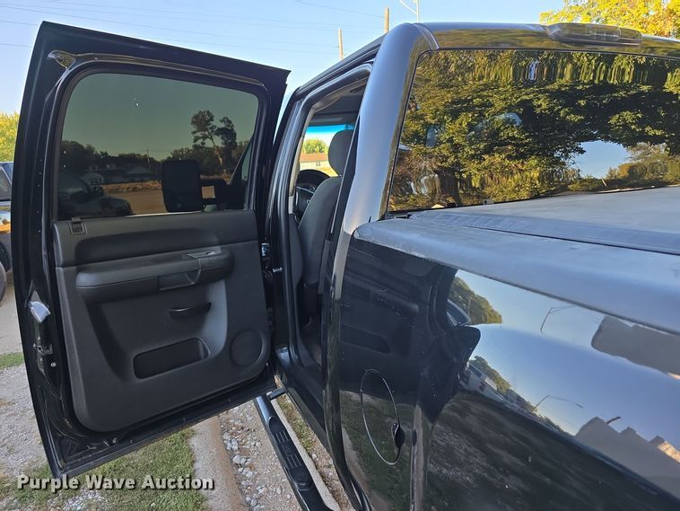 image for item DO5499 2007 Chevrolet Silverado 2500HD Crew Cab pickup truck