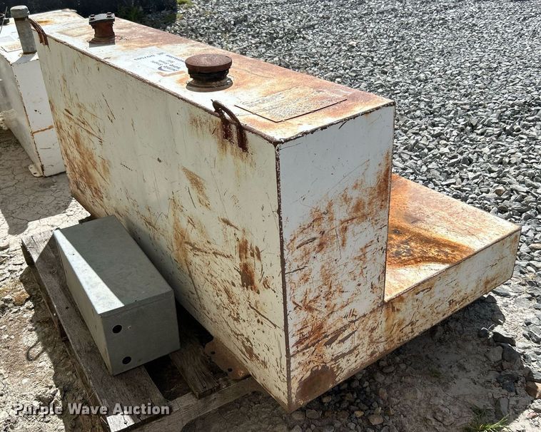 image for item DO7502 (4) auxiliary fuel tanks