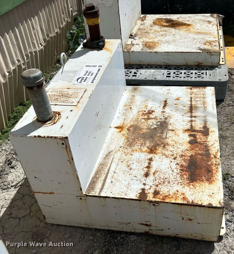 image for item DO7502 (4) auxiliary fuel tanks