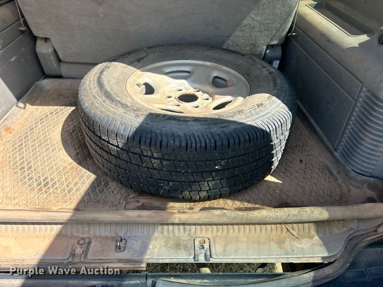 image for item DO7520 2001 GMC Yukon XL SUV