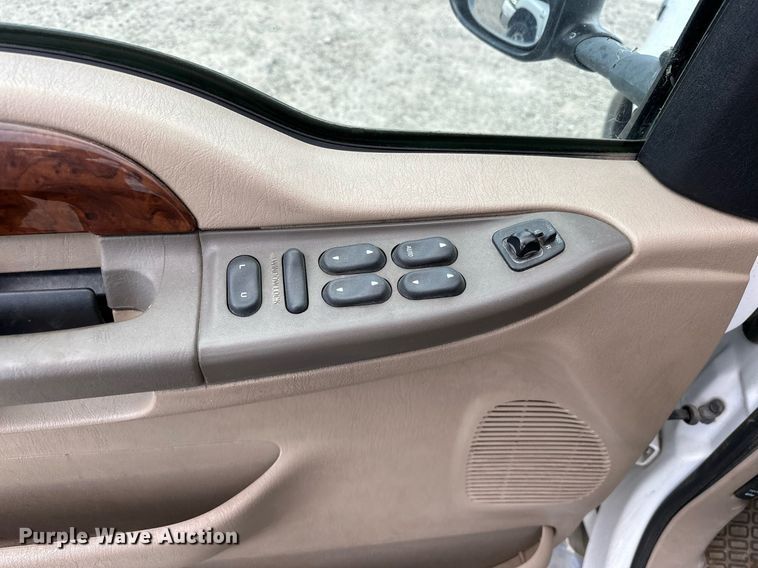 image for item DP3354 2001 Ford F250 Super Duty Crew Cab pickup truck