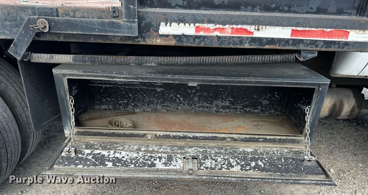 image for item DP3358 2000 Ford F650 Super Duty dump flatbed truck