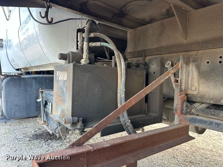 image for item DP3358 2000 Ford F650 Super Duty dump flatbed truck