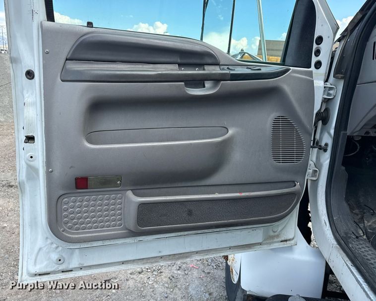 image for item DP3358 2000 Ford F650 Super Duty dump flatbed truck