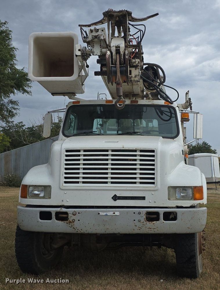 image for item DQ5152 2000 International 4800 digger derrick truck