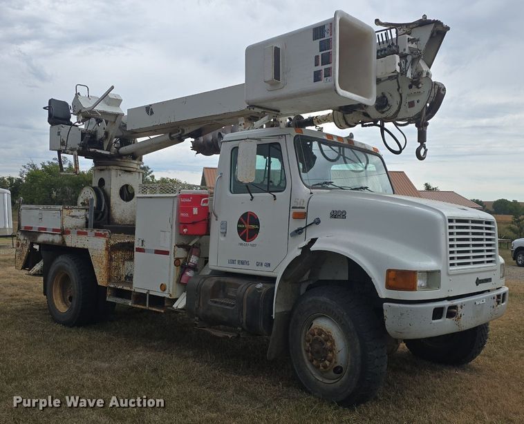 image for item DQ5152 2000 International 4800 digger derrick truck