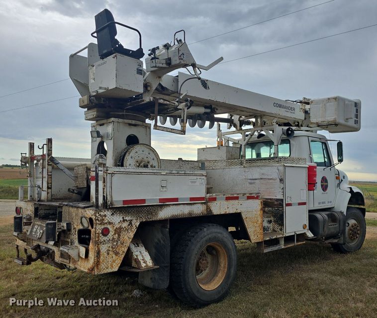 image for item DQ5152 2000 International 4800 digger derrick truck
