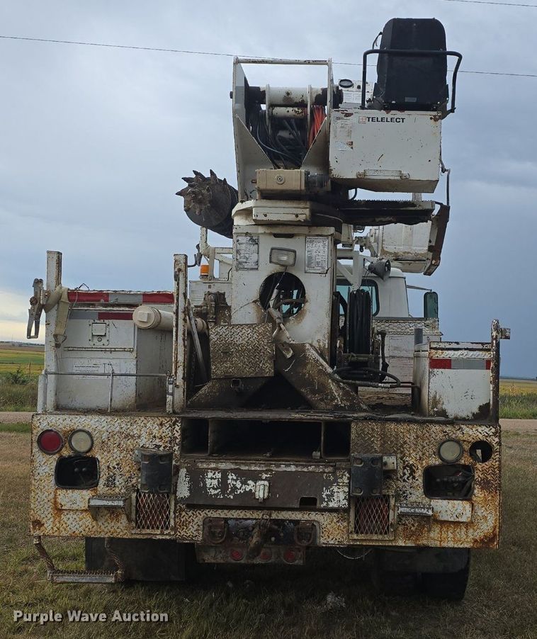 image for item DQ5152 2000 International 4800 digger derrick truck