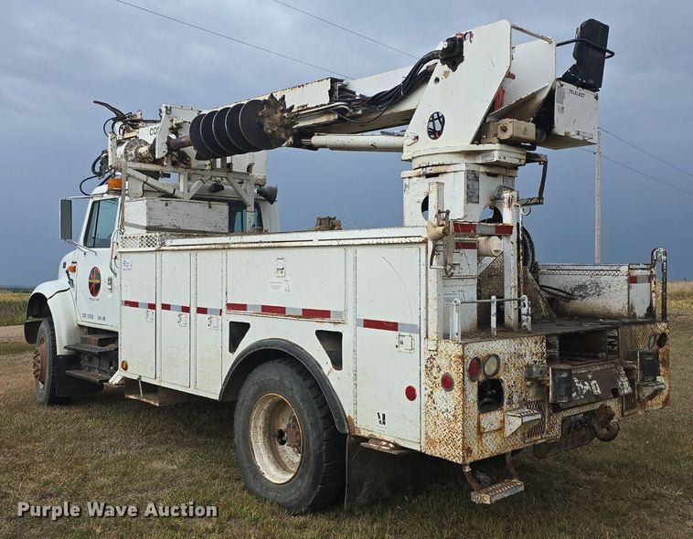 image for item DQ5152 2000 International 4800 digger derrick truck