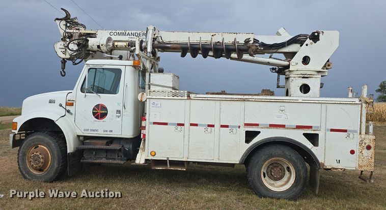 image for item DQ5152 2000 International 4800 digger derrick truck