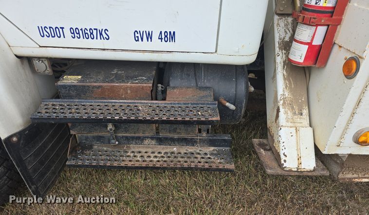 image for item DQ5152 2000 International 4800 digger derrick truck