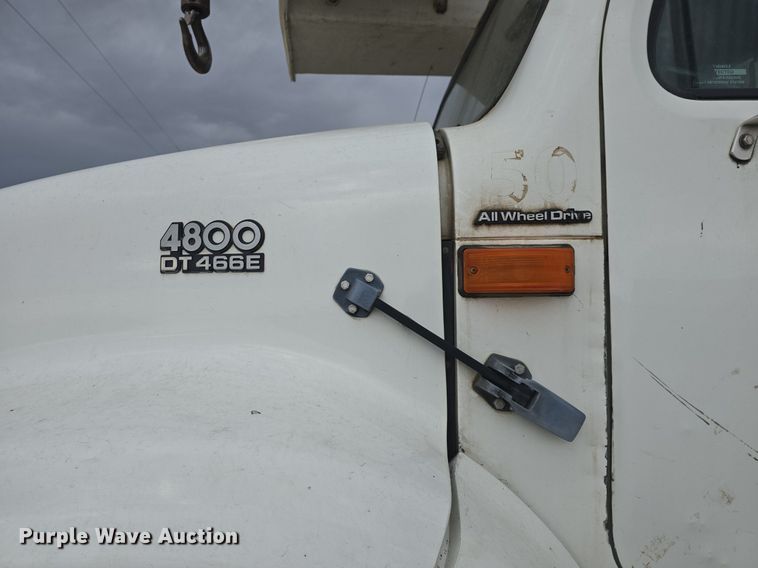 image for item DQ5152 2000 International 4800 digger derrick truck