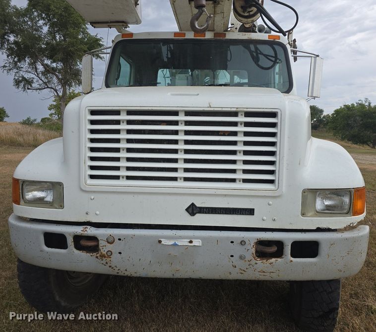 image for item DQ5152 2000 International 4800 digger derrick truck