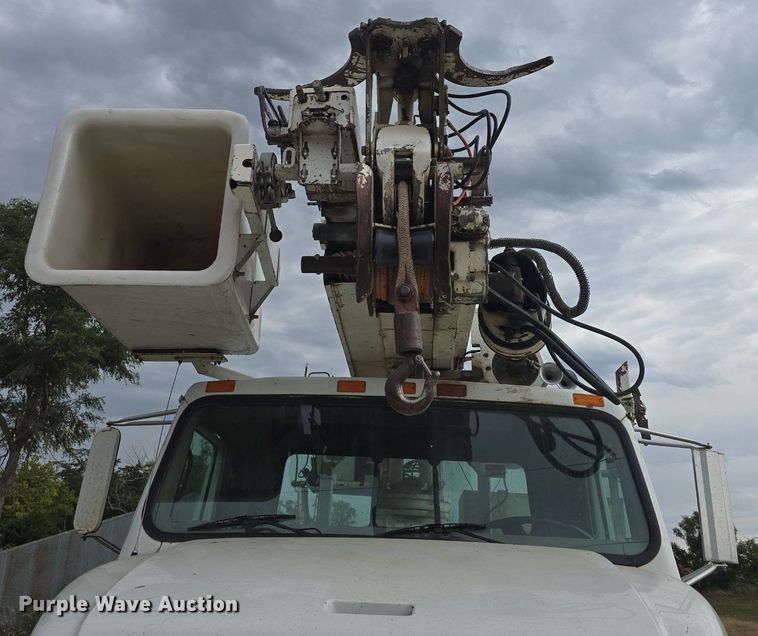 image for item DQ5152 2000 International 4800 digger derrick truck