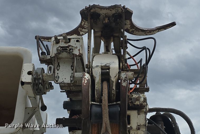 image for item DQ5152 2000 International 4800 digger derrick truck