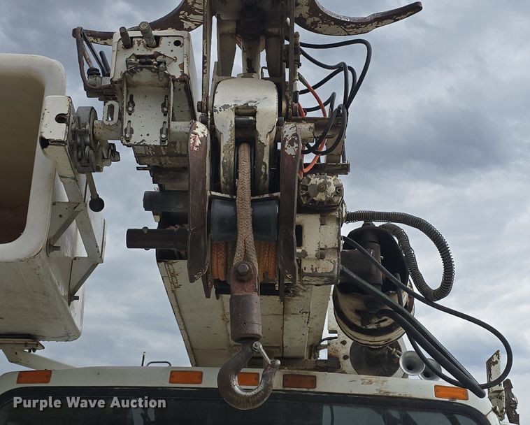 image for item DQ5152 2000 International 4800 digger derrick truck