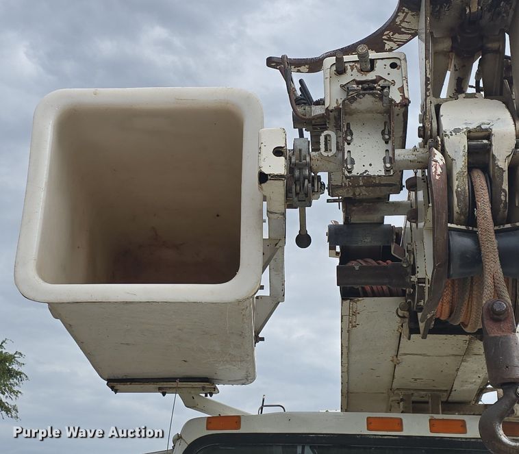 image for item DQ5152 2000 International 4800 digger derrick truck