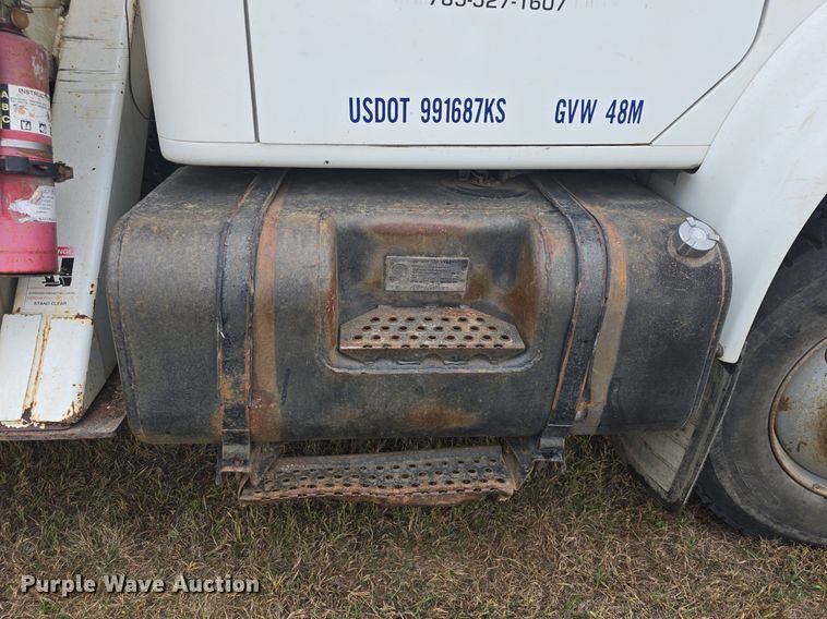 image for item DQ5152 2000 International 4800 digger derrick truck