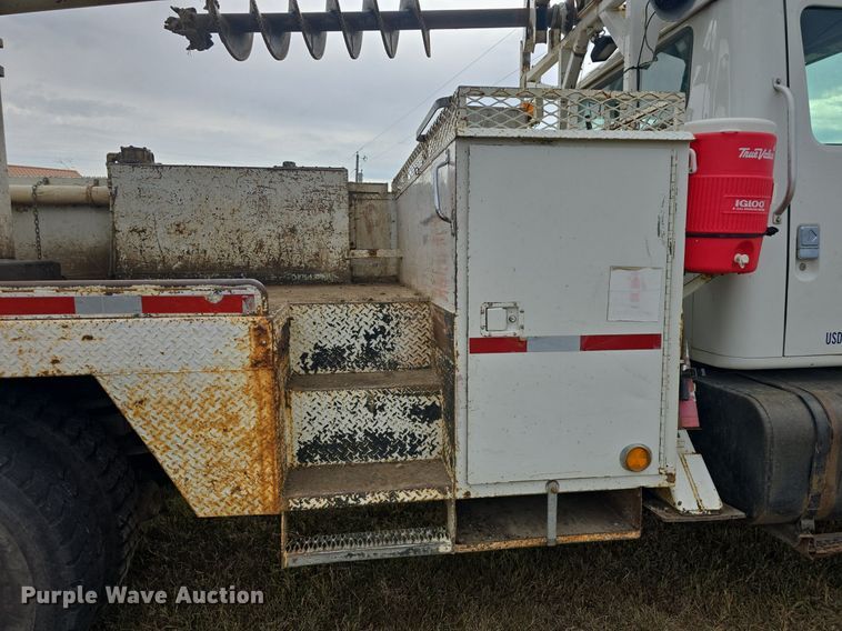 image for item DQ5152 2000 International 4800 digger derrick truck