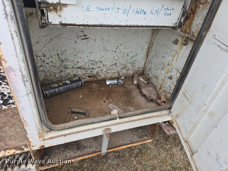 image for item DQ5152 2000 International 4800 digger derrick truck