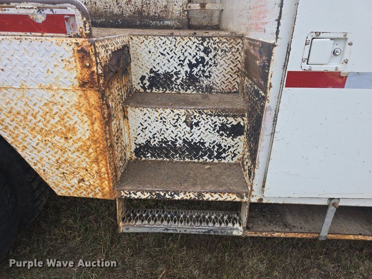 image for item DQ5152 2000 International 4800 digger derrick truck