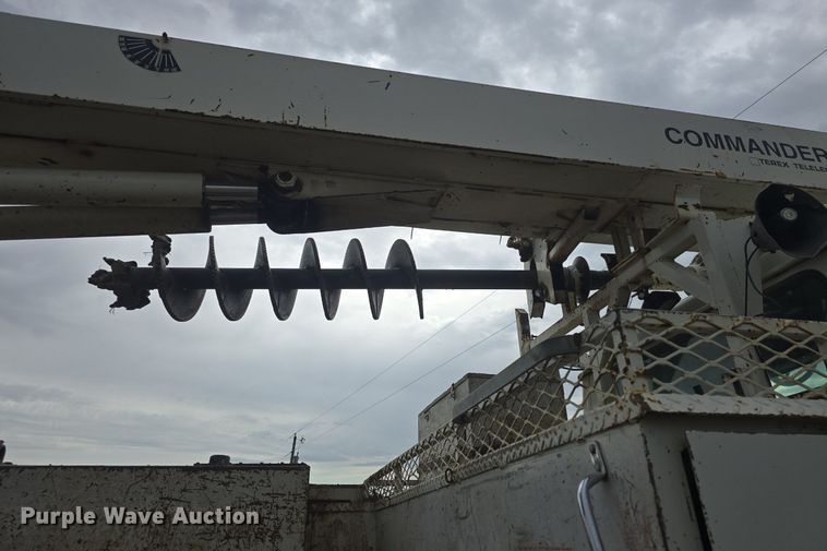 image for item DQ5152 2000 International 4800 digger derrick truck