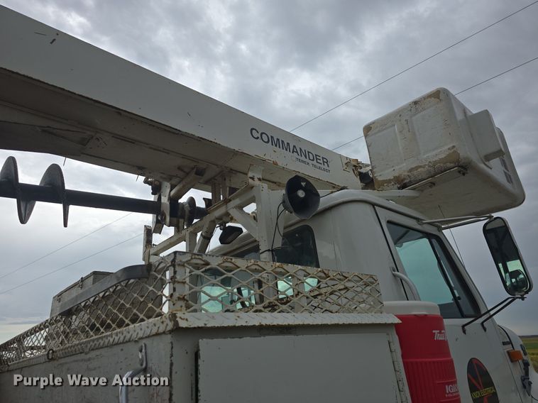 image for item DQ5152 2000 International 4800 digger derrick truck