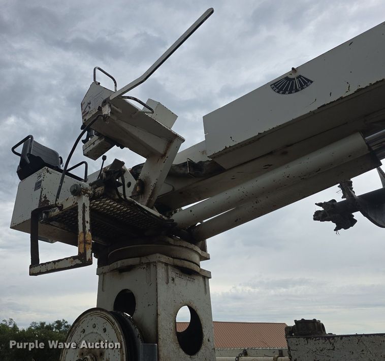 image for item DQ5152 2000 International 4800 digger derrick truck