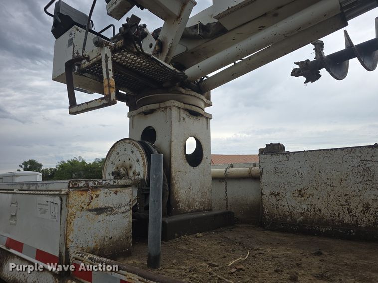 image for item DQ5152 2000 International 4800 digger derrick truck