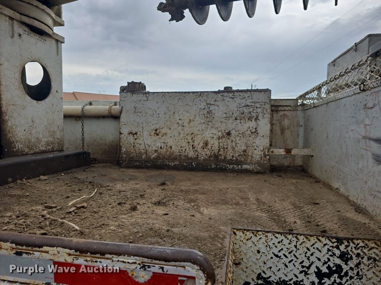 image for item DQ5152 2000 International 4800 digger derrick truck