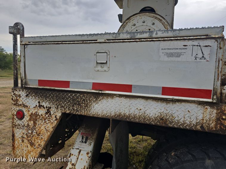image for item DQ5152 2000 International 4800 digger derrick truck