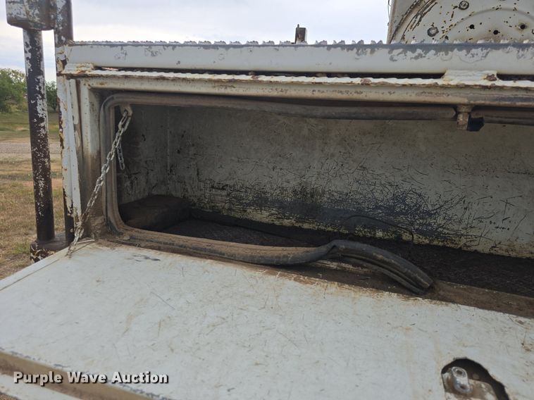 image for item DQ5152 2000 International 4800 digger derrick truck