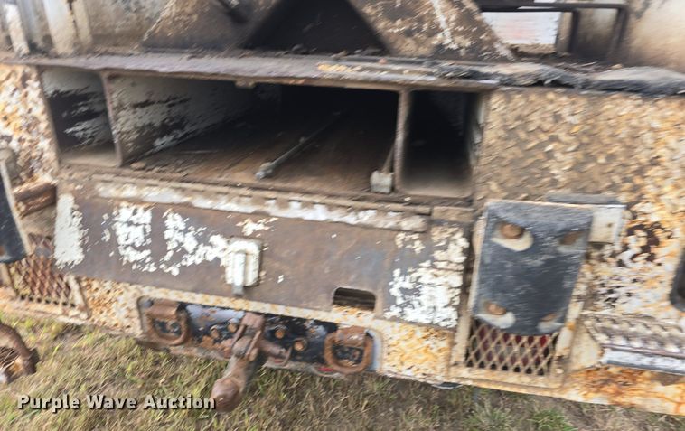 image for item DQ5152 2000 International 4800 digger derrick truck