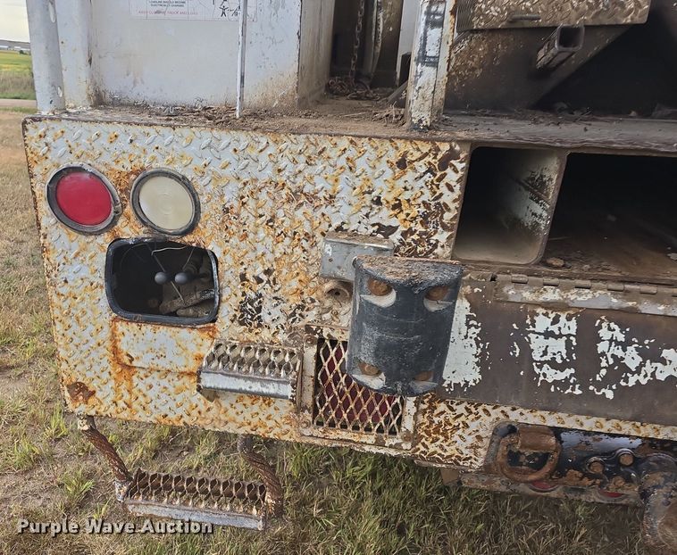 image for item DQ5152 2000 International 4800 digger derrick truck