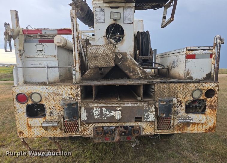 image for item DQ5152 2000 International 4800 digger derrick truck