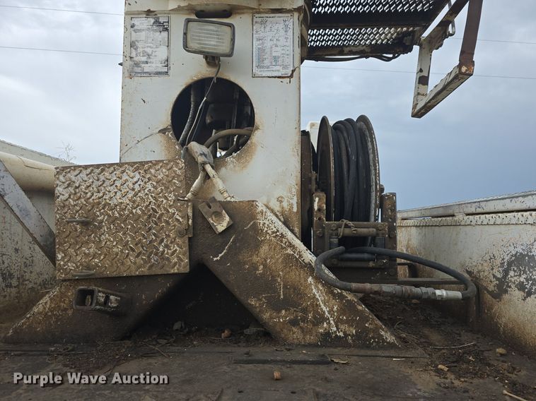image for item DQ5152 2000 International 4800 digger derrick truck