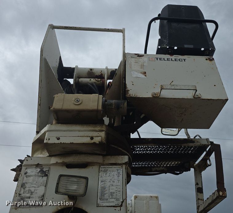 image for item DQ5152 2000 International 4800 digger derrick truck