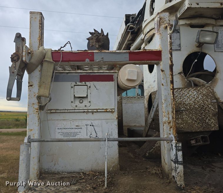 image for item DQ5152 2000 International 4800 digger derrick truck