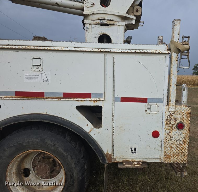 image for item DQ5152 2000 International 4800 digger derrick truck