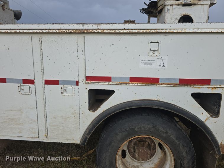 image for item DQ5152 2000 International 4800 digger derrick truck