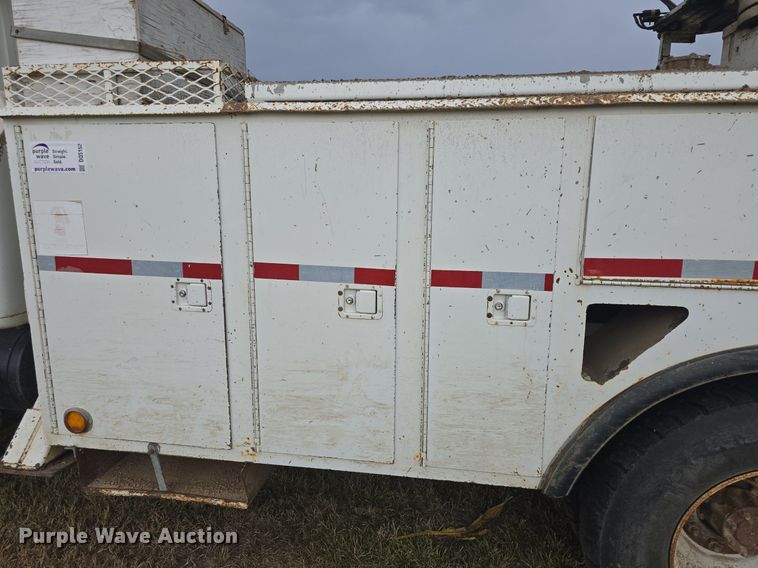 image for item DQ5152 2000 International 4800 digger derrick truck