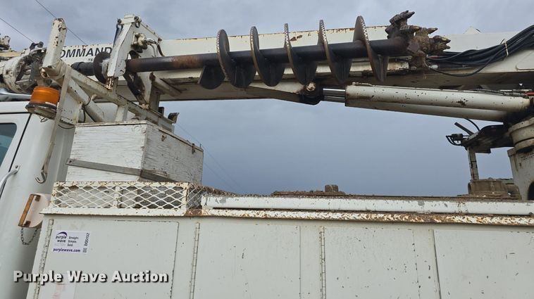 image for item DQ5152 2000 International 4800 digger derrick truck