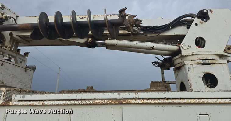 image for item DQ5152 2000 International 4800 digger derrick truck