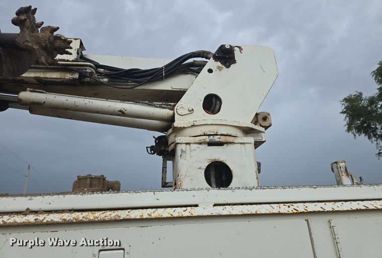 image for item DQ5152 2000 International 4800 digger derrick truck