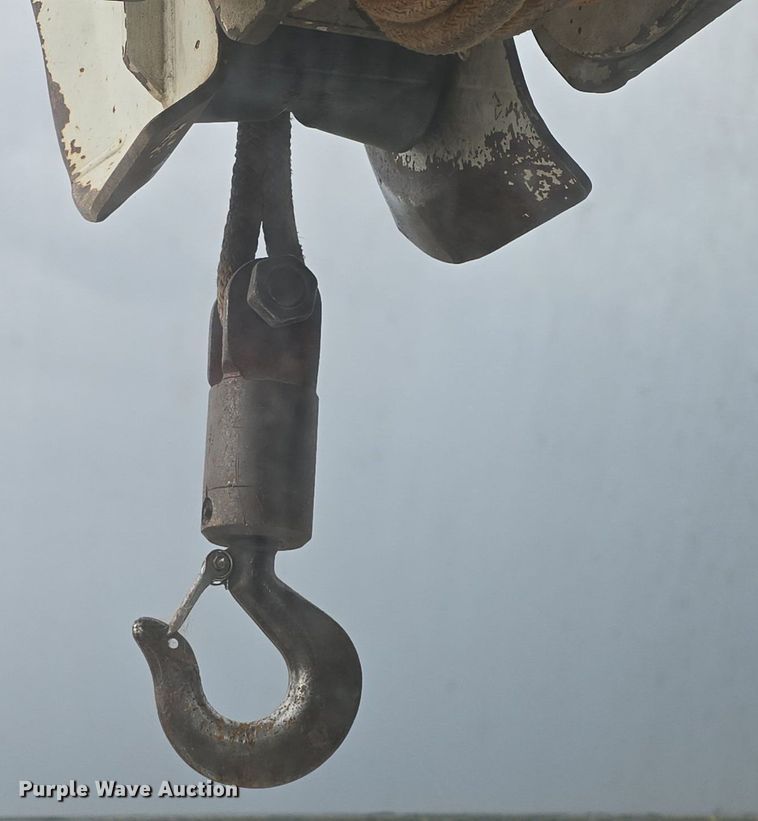 image for item DQ5152 2000 International 4800 digger derrick truck