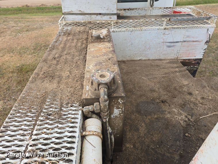 image for item DQ5152 2000 International 4800 digger derrick truck