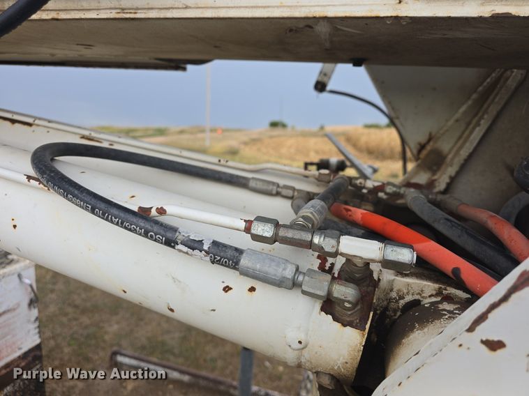 image for item DQ5152 2000 International 4800 digger derrick truck